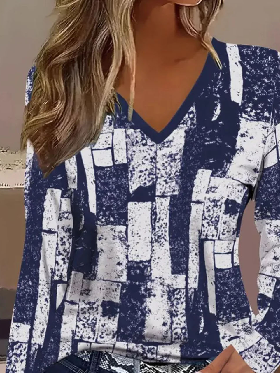 Abstract printed casual V-neck T-shirt