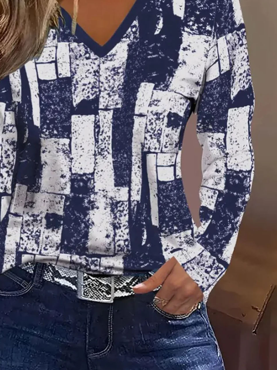 Abstract printed casual V-neck T-shirt